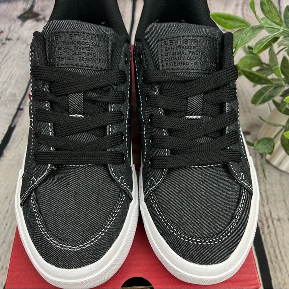 NIB Levi’s Turner Black Chambray Lace-Up Sneakers Sz 2 Youth - Picture 4 of 10